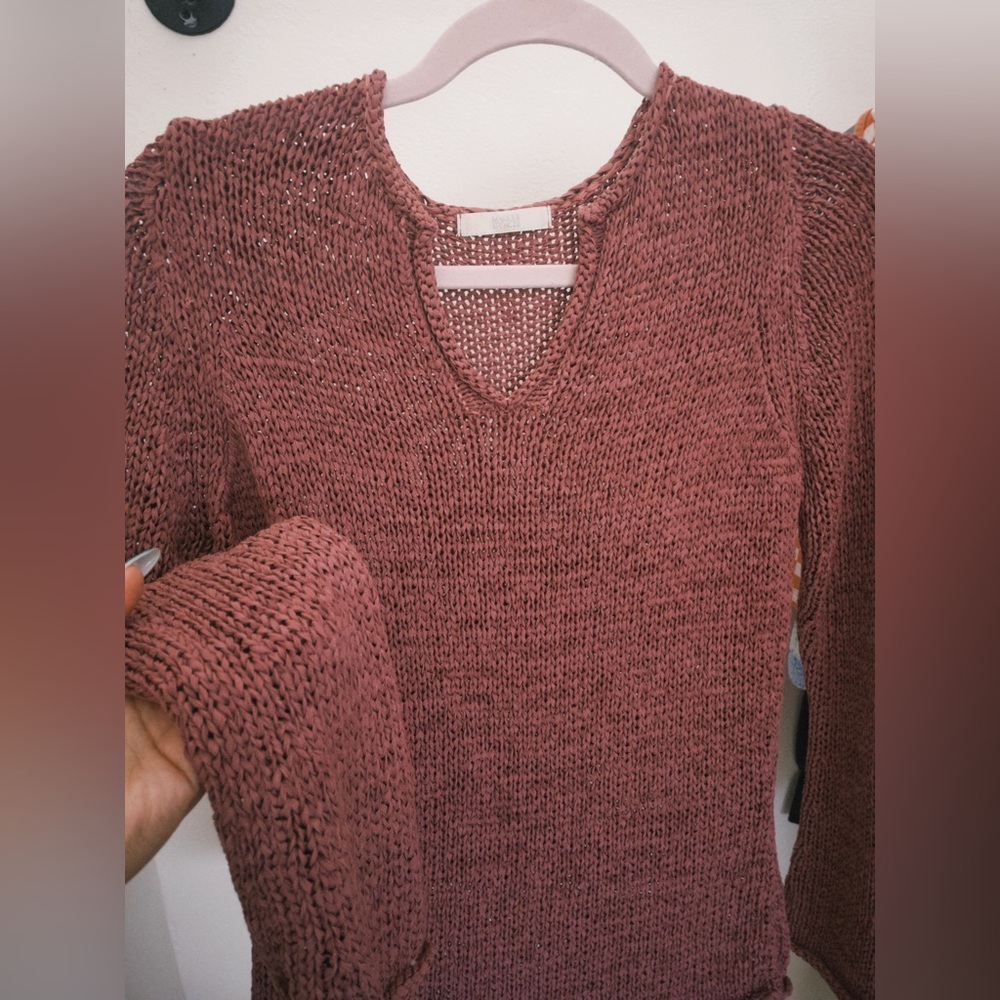 Selling a burnt orange v-neck knitted long sleeve top!